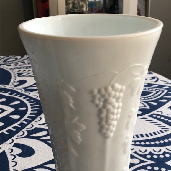 VINTAGE MILK GLASS VASE - Picture 2 of 6